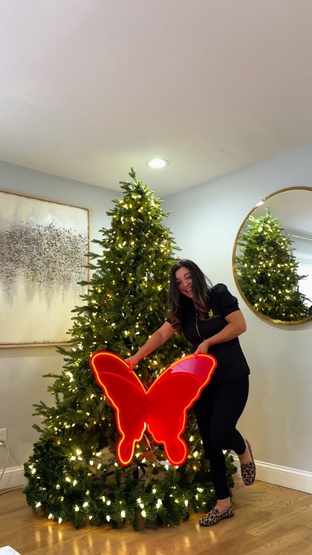 Árvore Clássica Verde Premium com Borboleta e Iluminação LED 1,80m