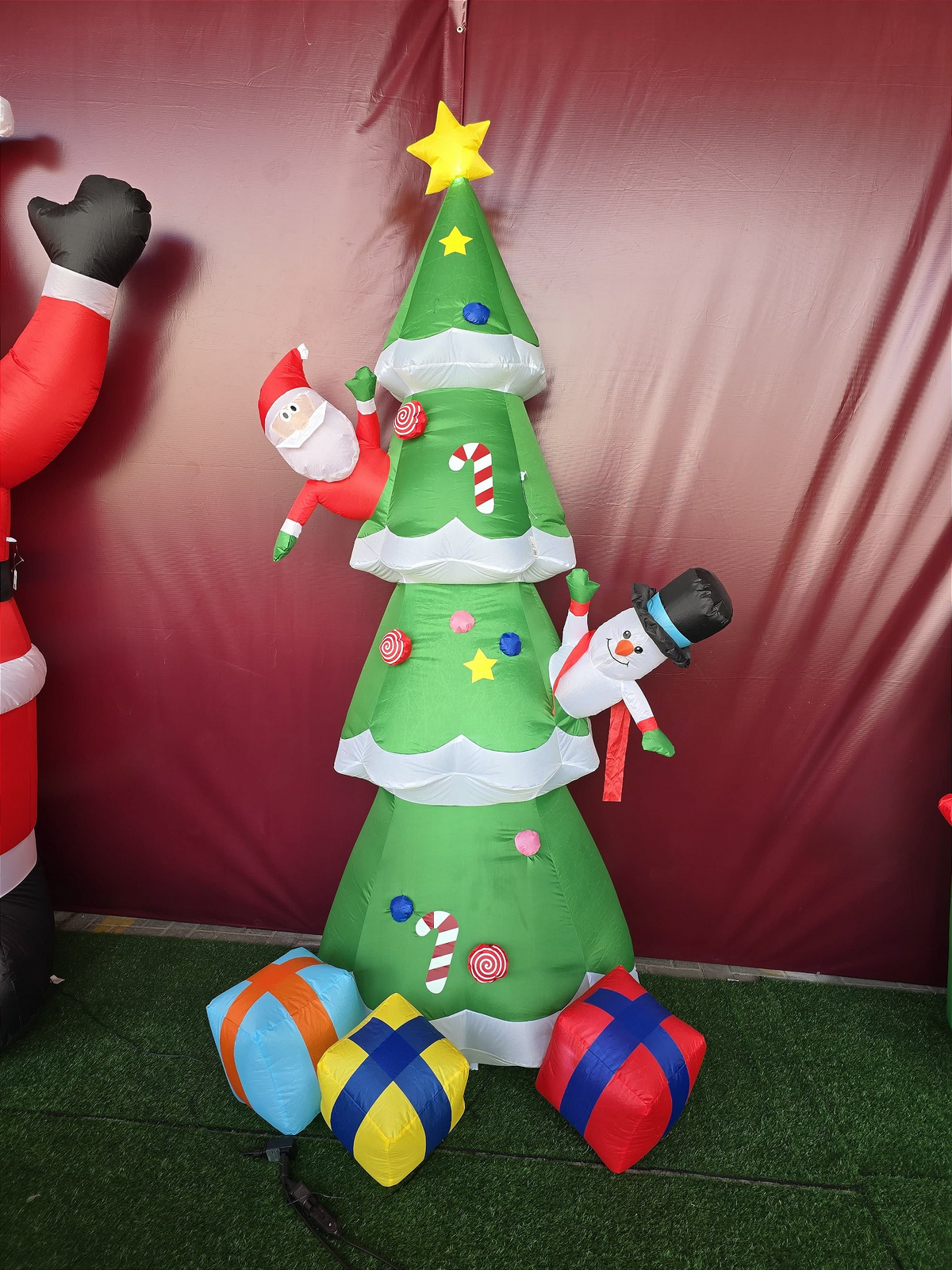 Árvore com bonecos inflável com Led 2,40cm bivolt uso interno e externo