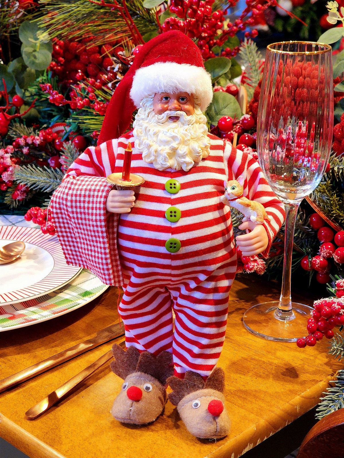 Papai Noel colecionável de pijama 28cm