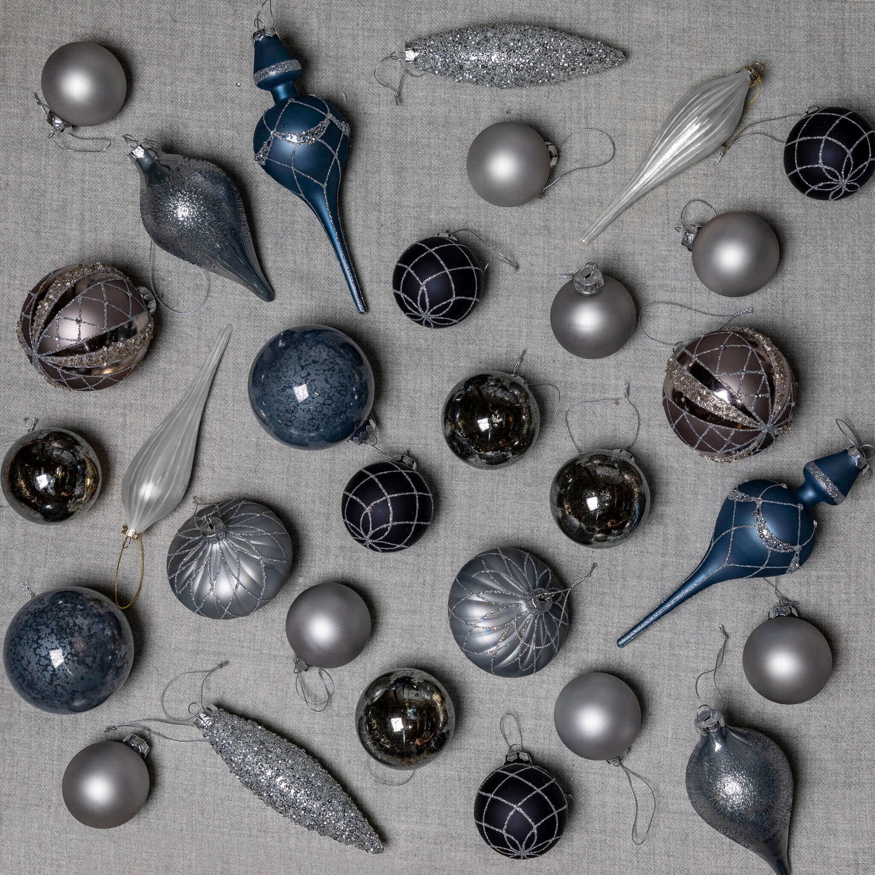 Conjunto de enfeites de vidro Winter Wonderland com 15 peças (azul e cinza)