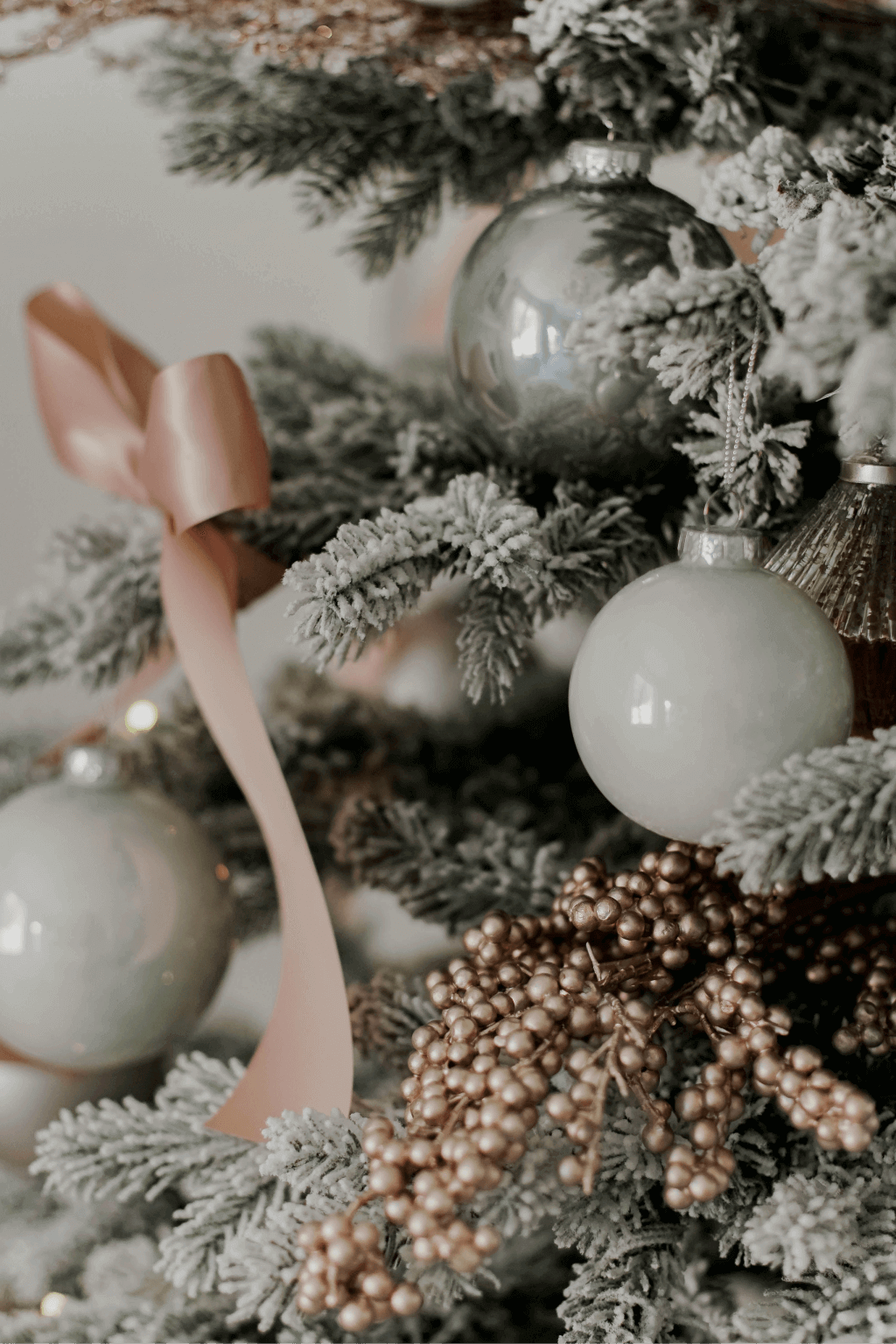 Enfeites de vidro essenciais brancos (pacote com 24)