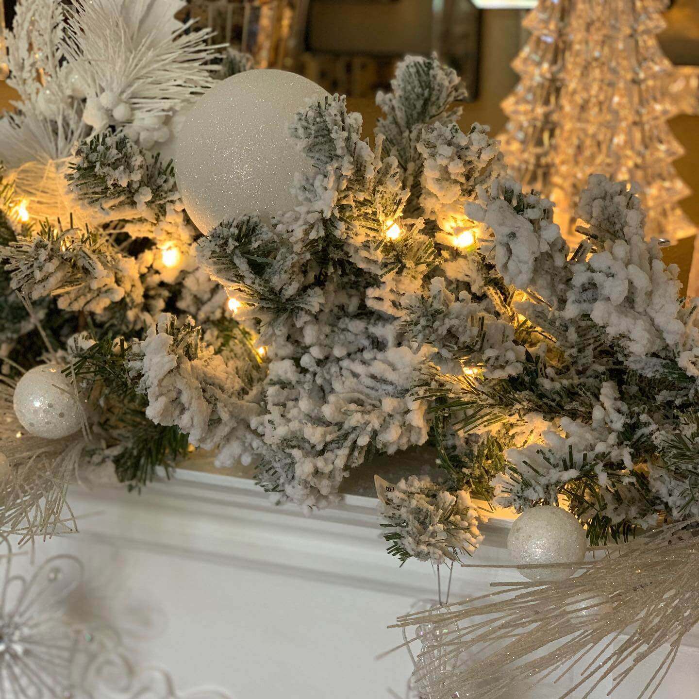 Guirlanda King Flock® de 9' x 12" com luzes LED (operada por bateria)