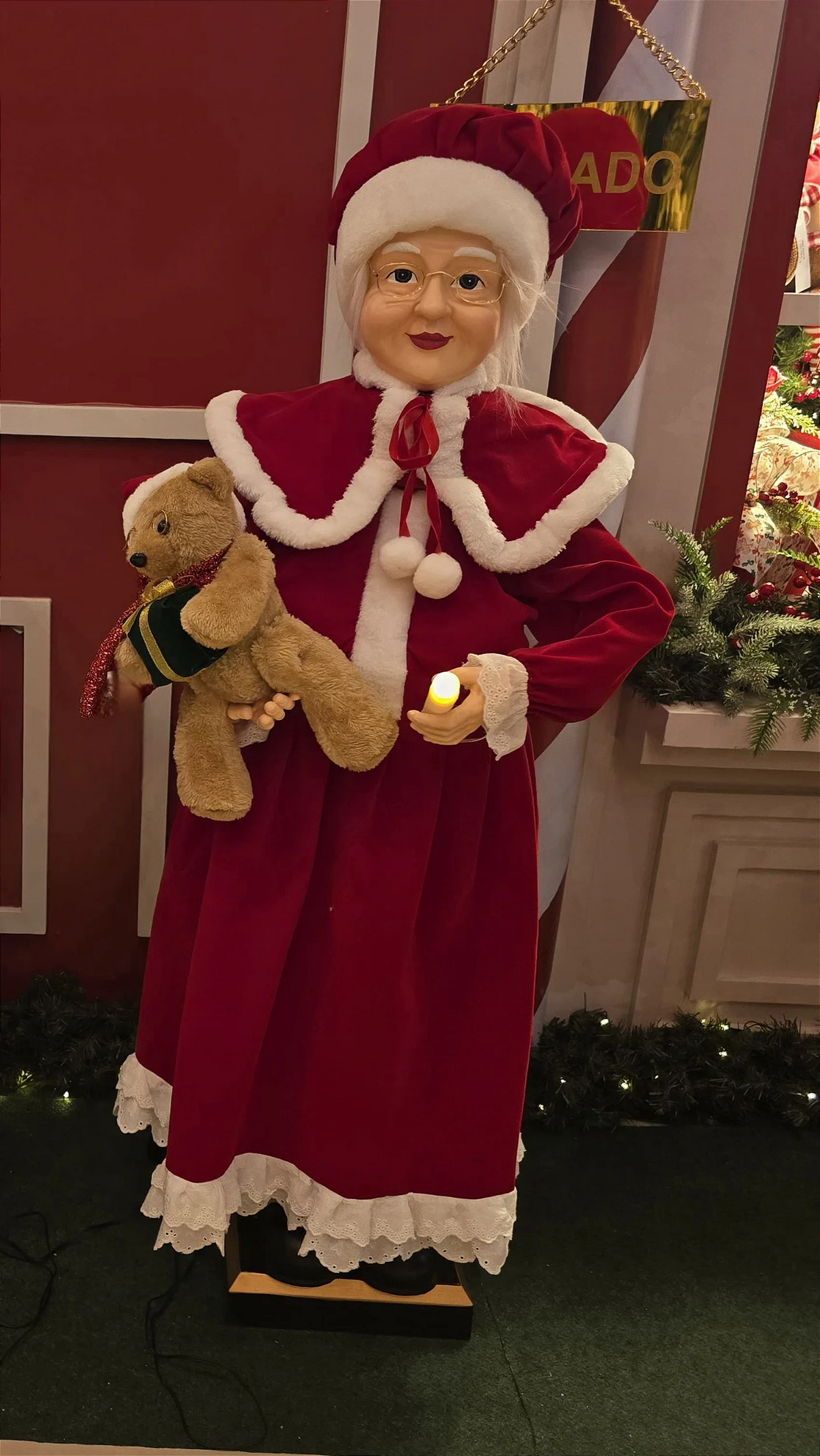 Mamãe Noel com urso, luz som e movimentos 110cm bivolt
