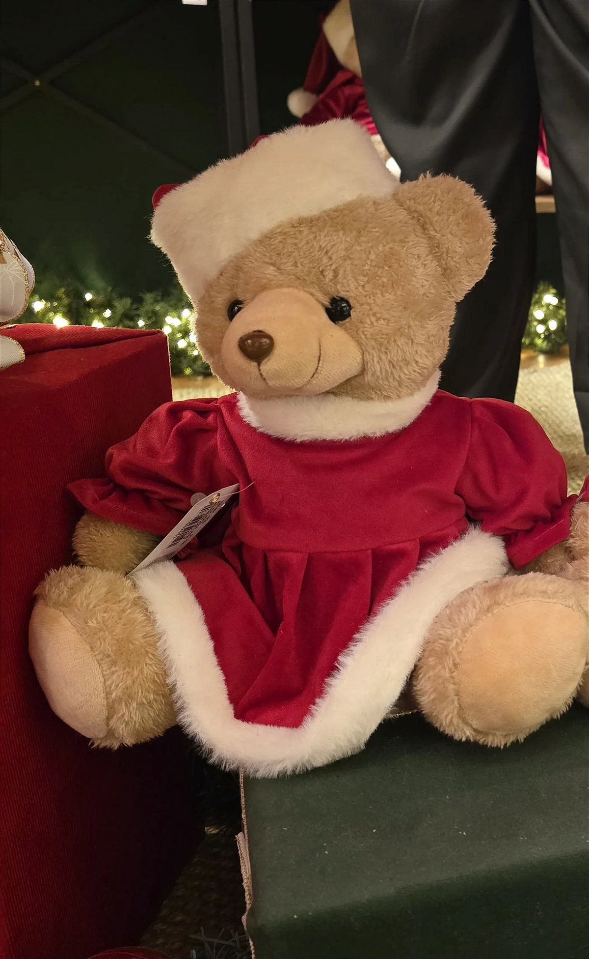 Urso com gorro vermelho e branco 25cm