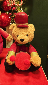 Urso com tambor vermelho 26cm