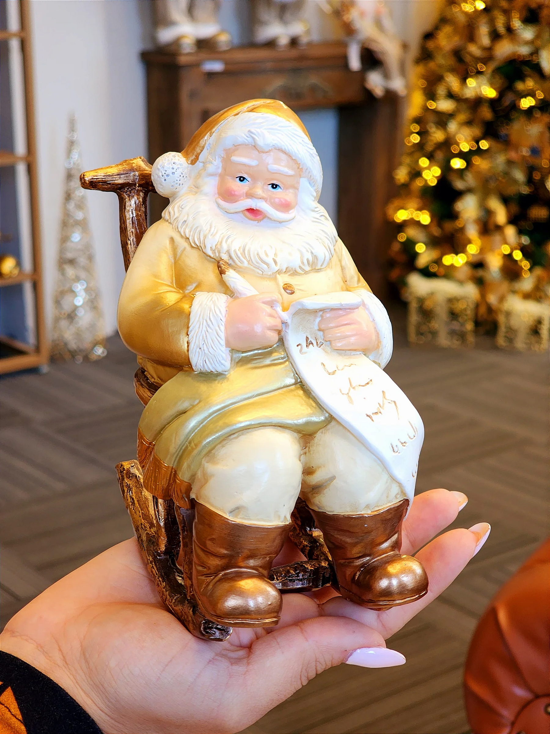 Papai Noel com presentes na cadeira de balanço 15cm