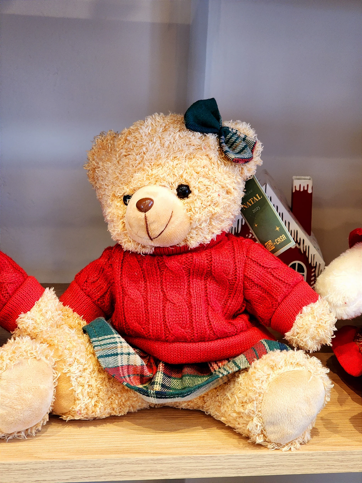 Urso menina com suéter vermelho 20cm