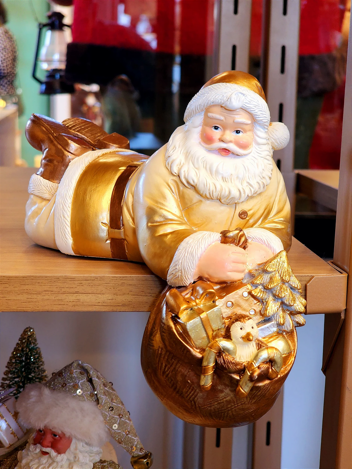 Papai Noel com presentes dourado e branco 14cm