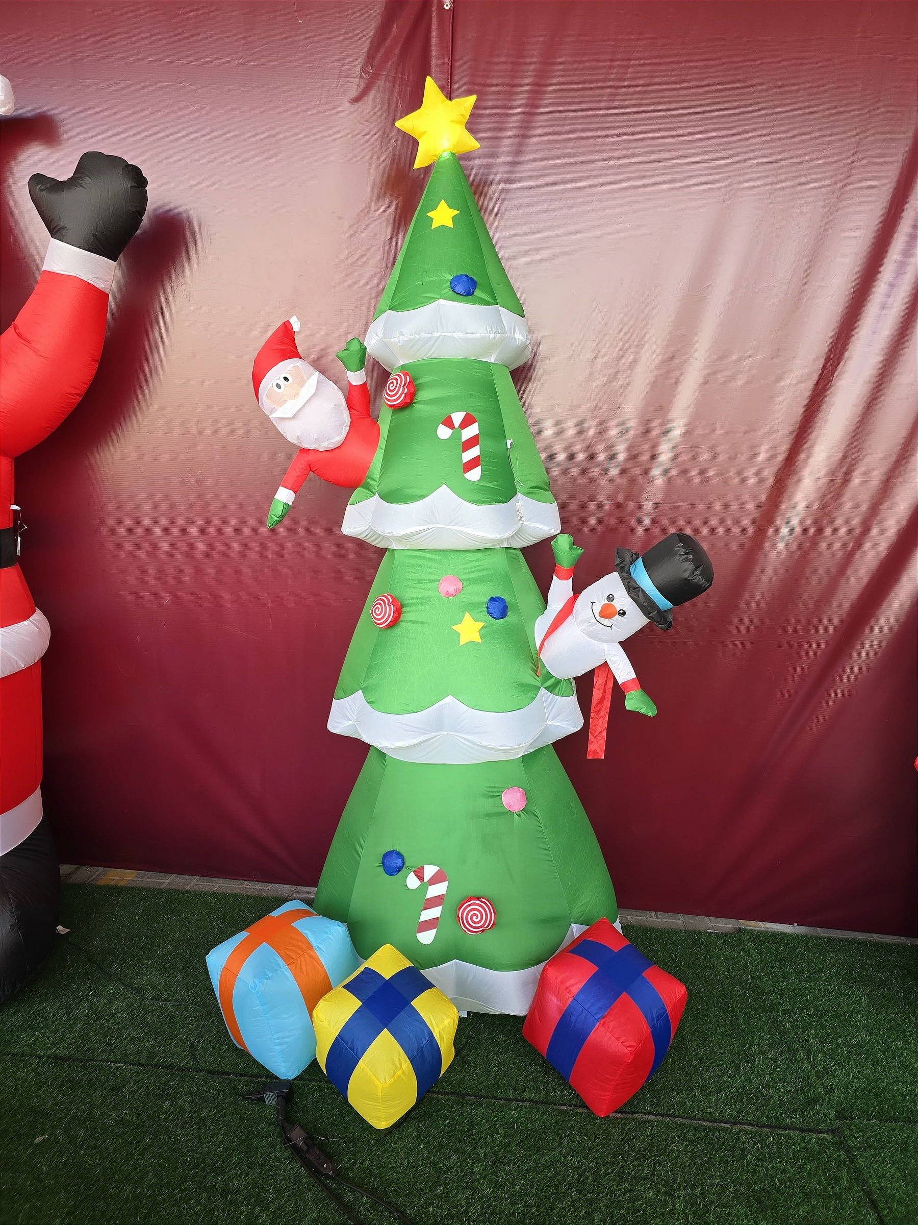 Árvore com bonecos inflável com Led 2,40cm bivolt uso interno e externo