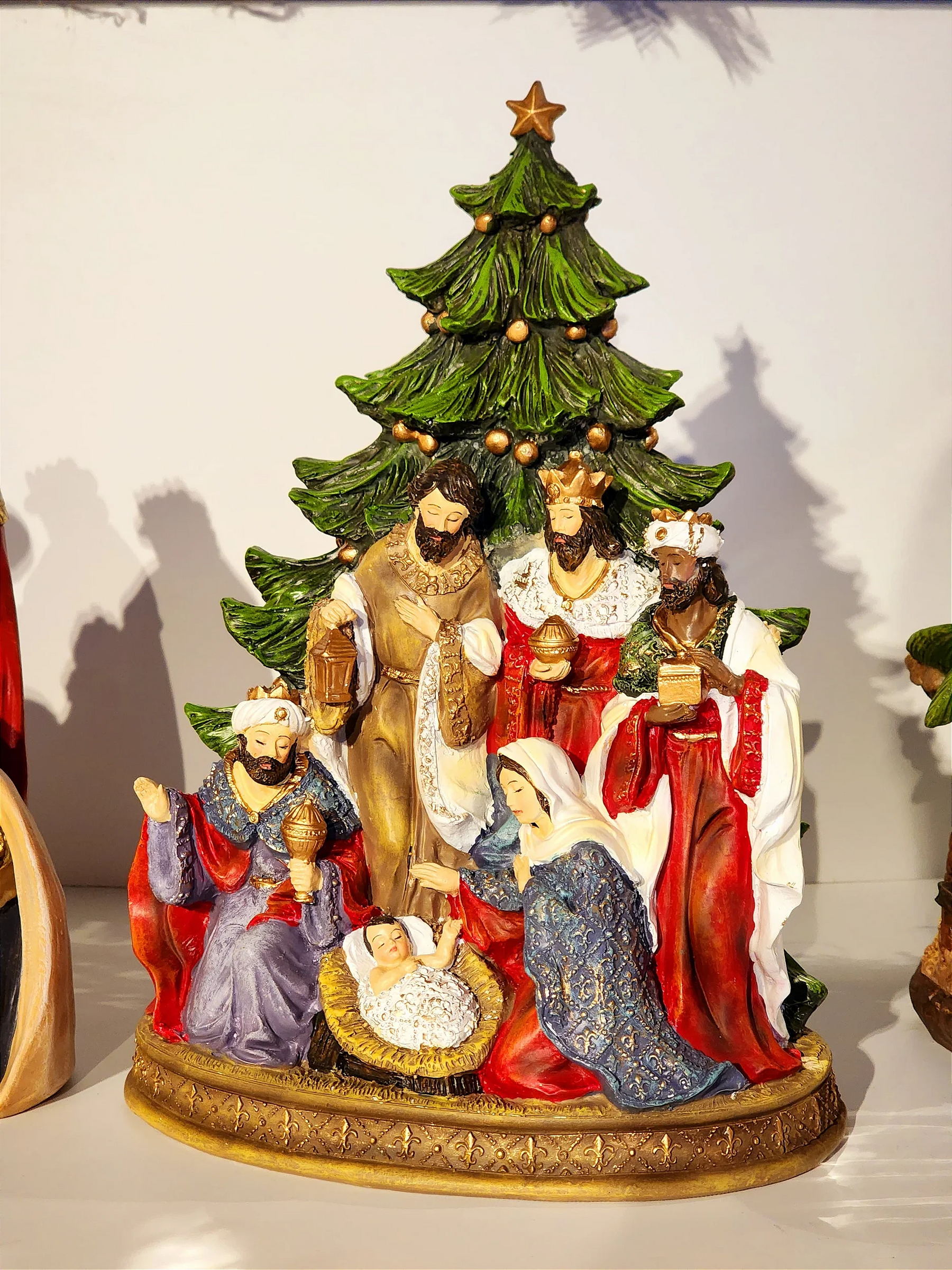 Presépio decorativo em resina com árvore 26cm