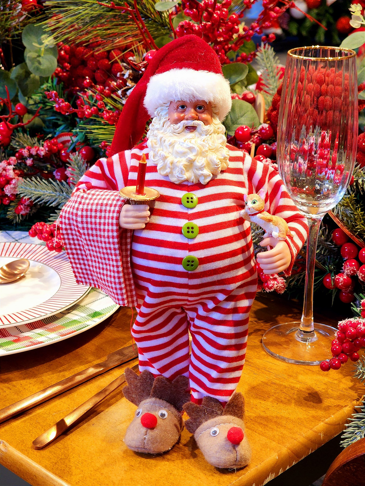 Papai Noel colecionável de pijama 28cm