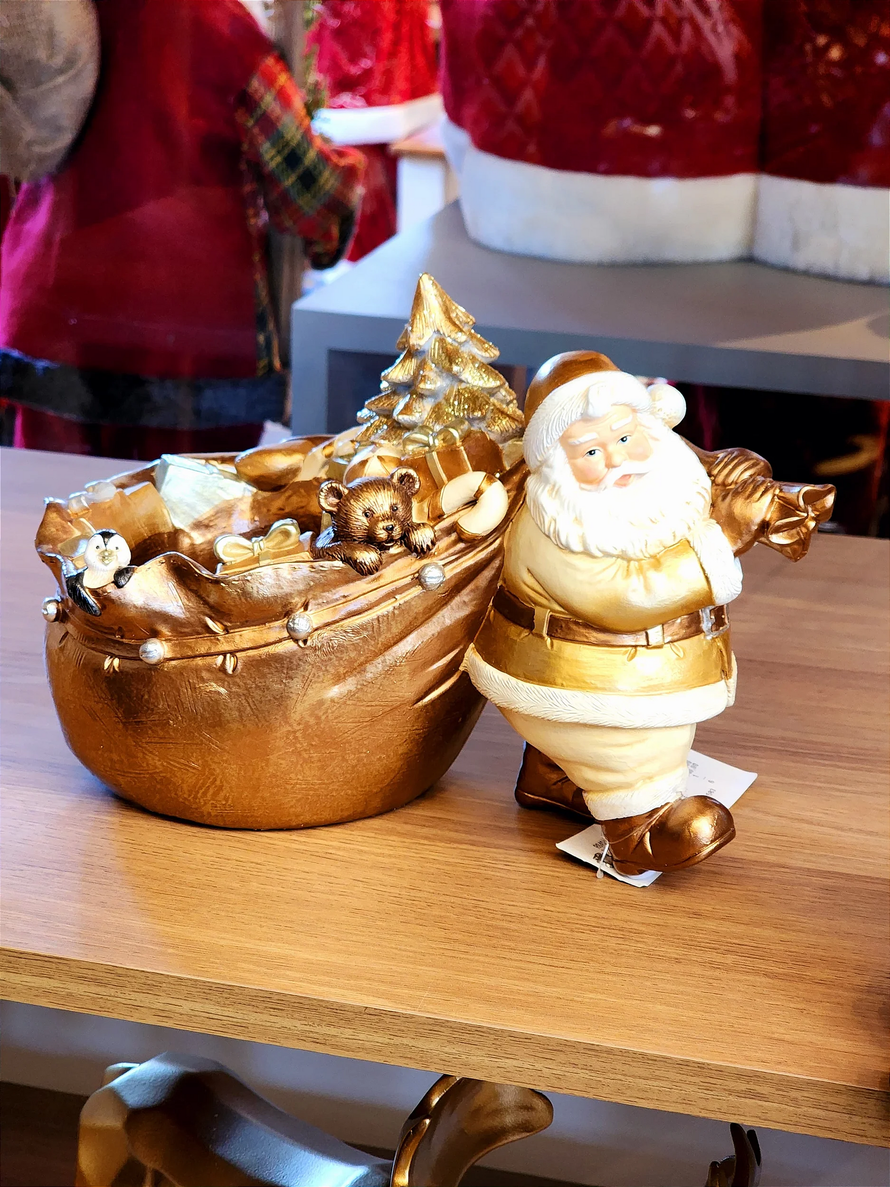Papai Noel com presentes dourado e branco 17cm