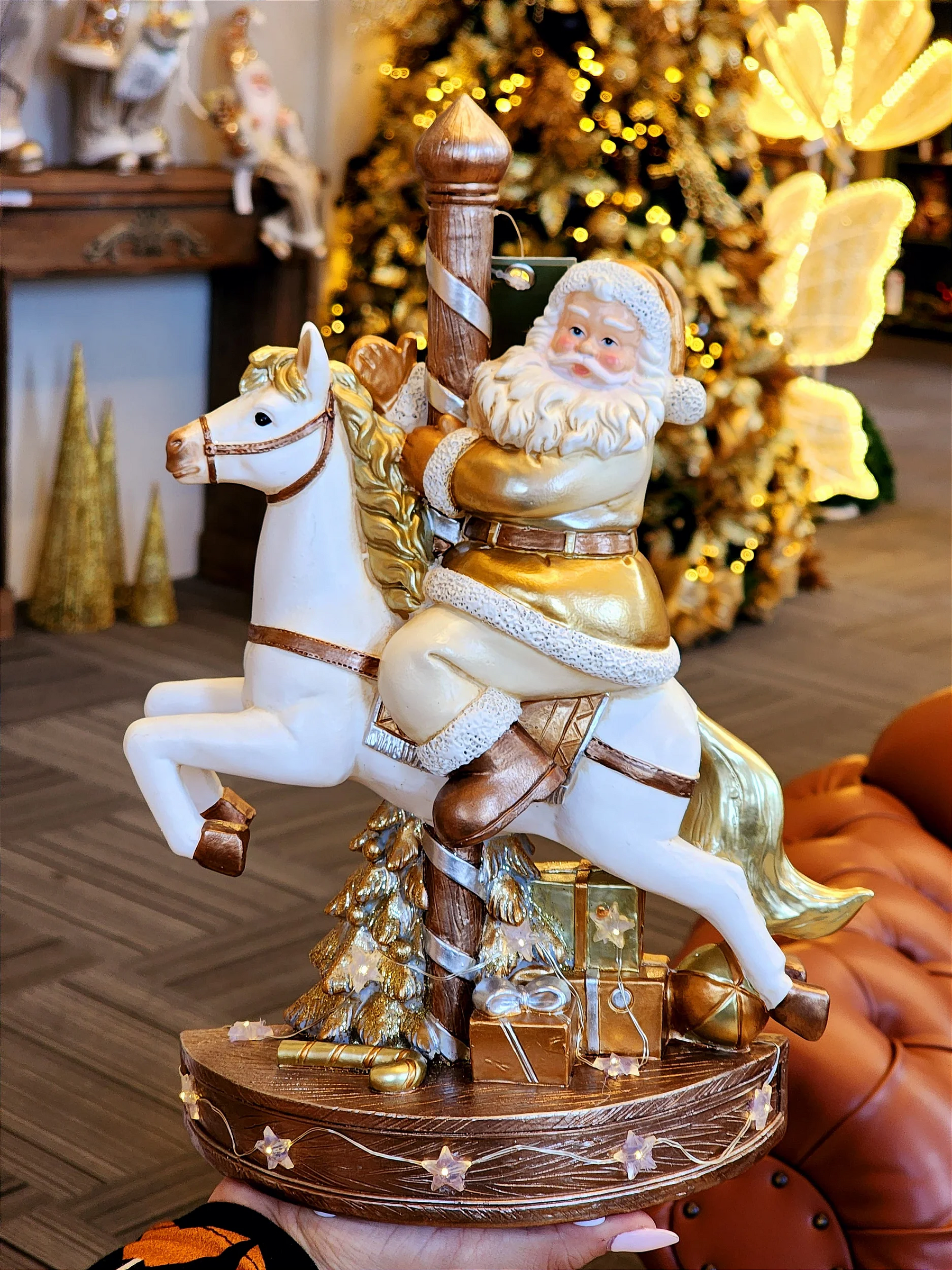 Papai Noel no carrossel dourado e Branco 32cm