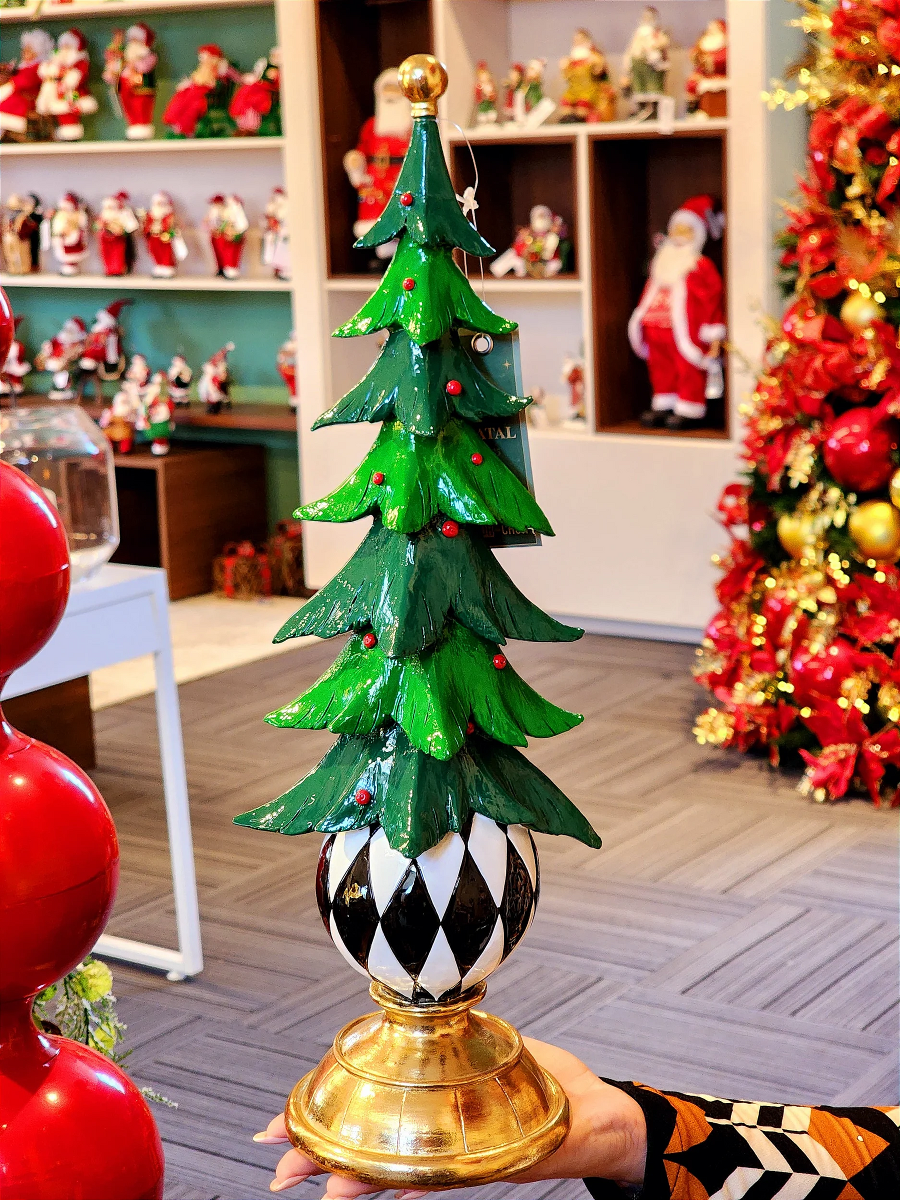 Árvore em resina com bola na base 43cm