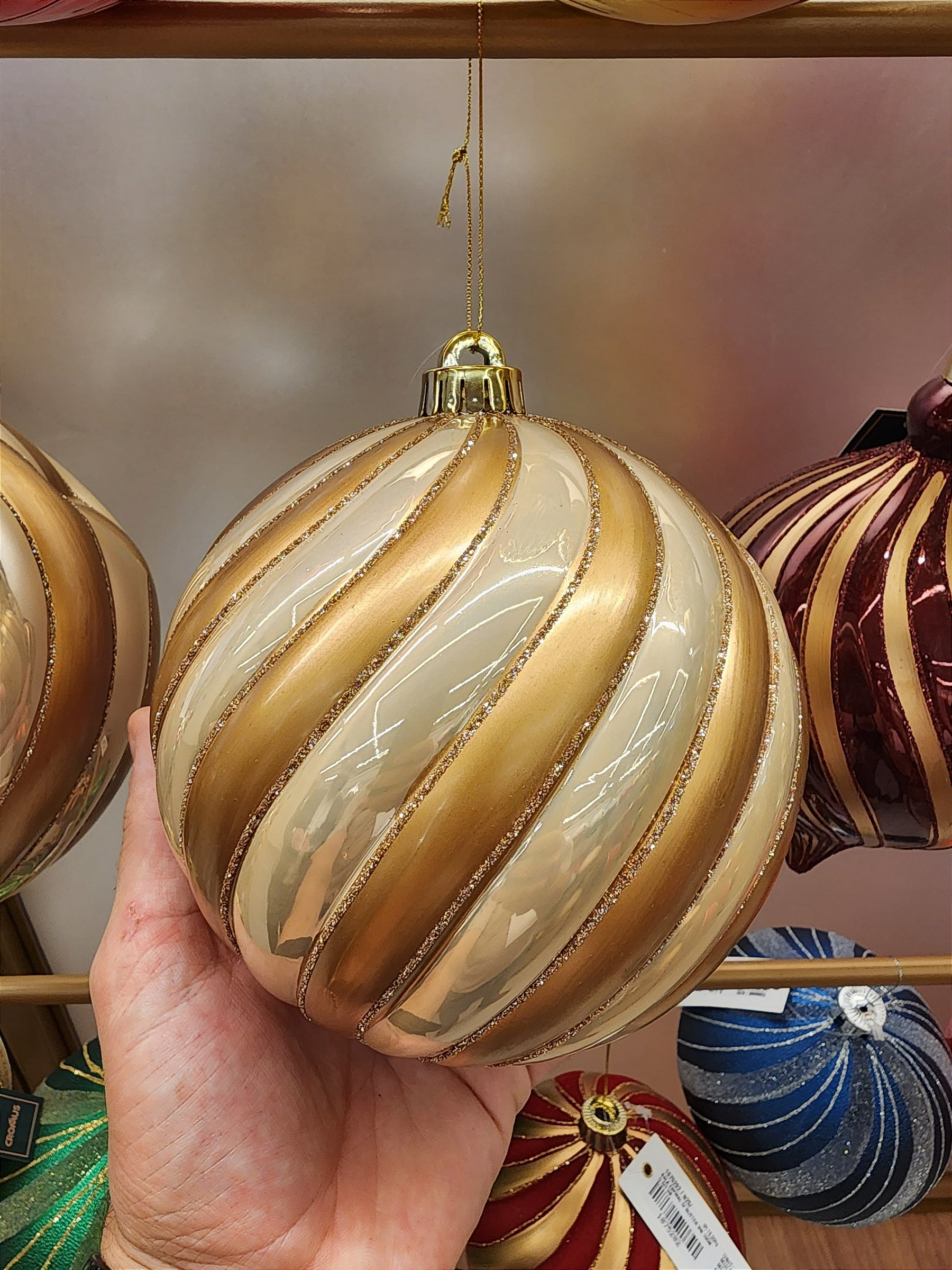 Bola decorada ouro espiral com perola 15cm