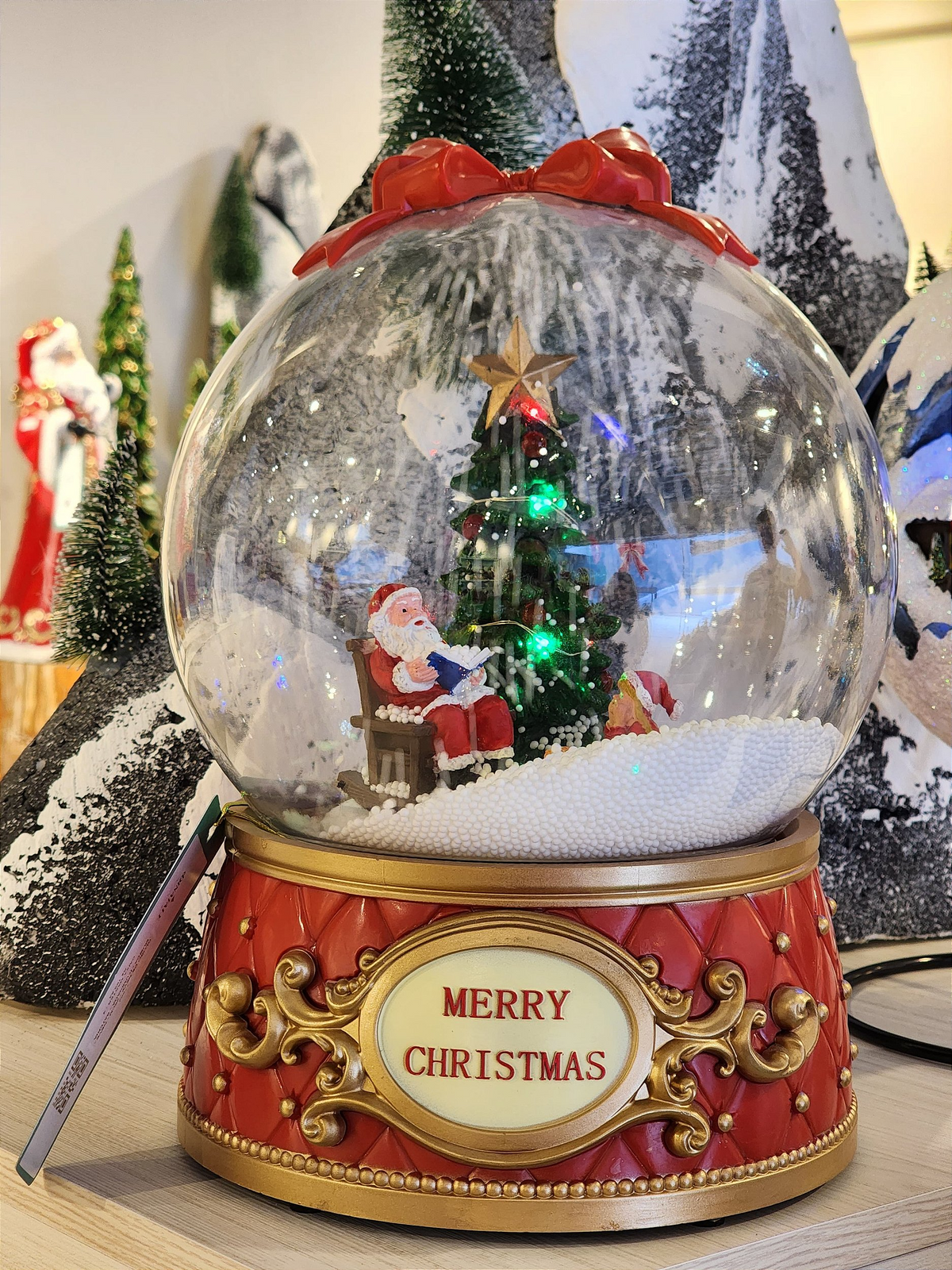 Globo de neve com Noel na poltrona 26cm