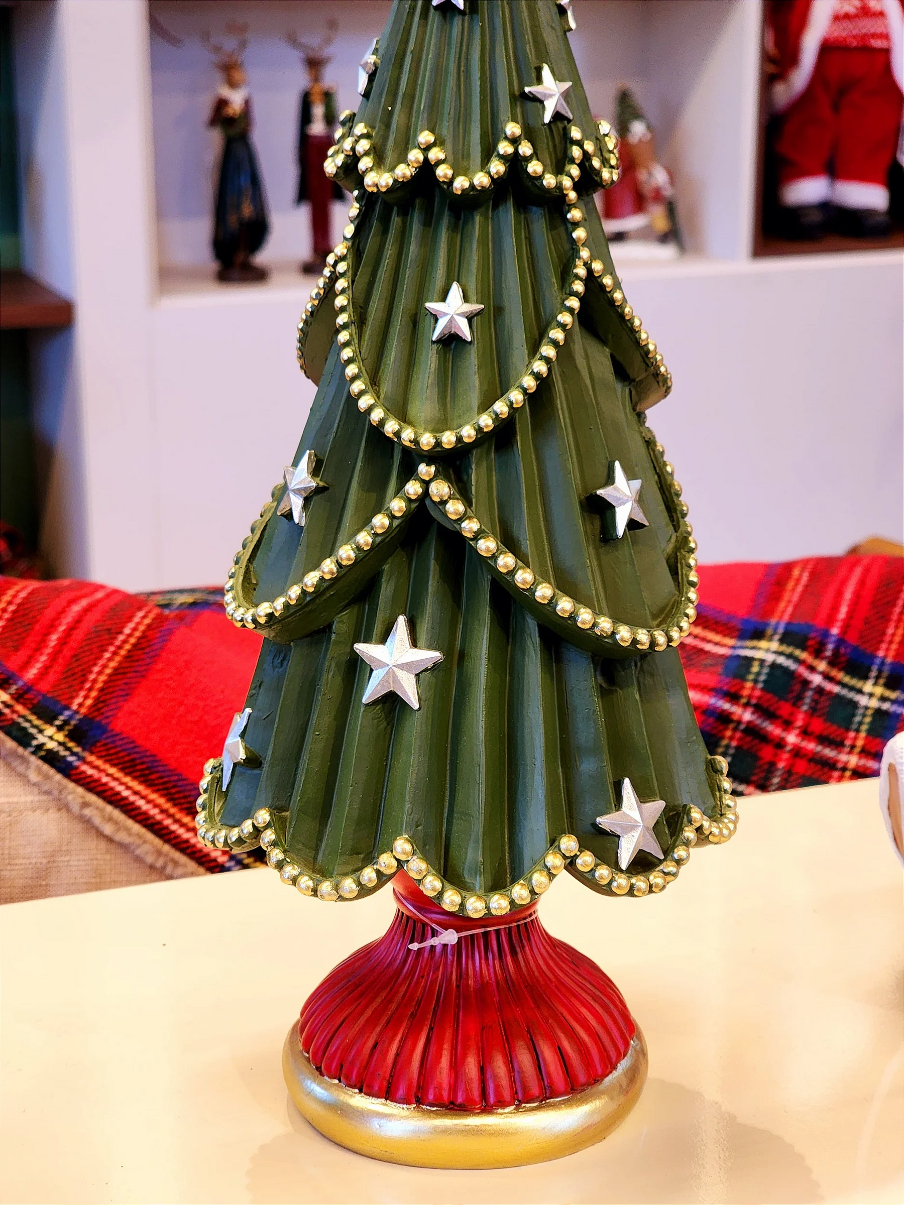 Árvore decorativa com estrelas em resina verde e vermelha 40cm