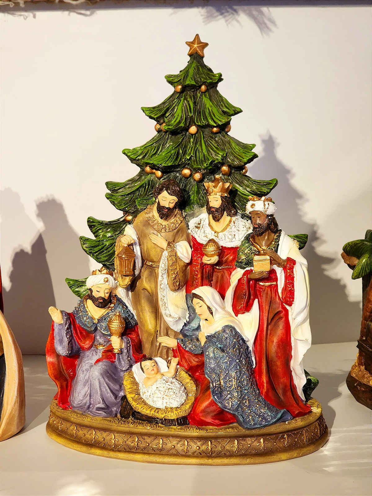 Presépio decorativo em resina com árvore 26cm