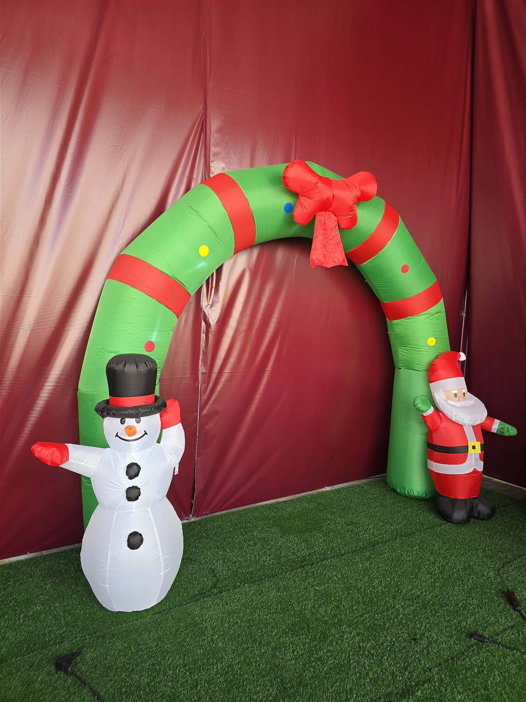 Portal com bonecos inflável com Led 2,50 x 3,10m