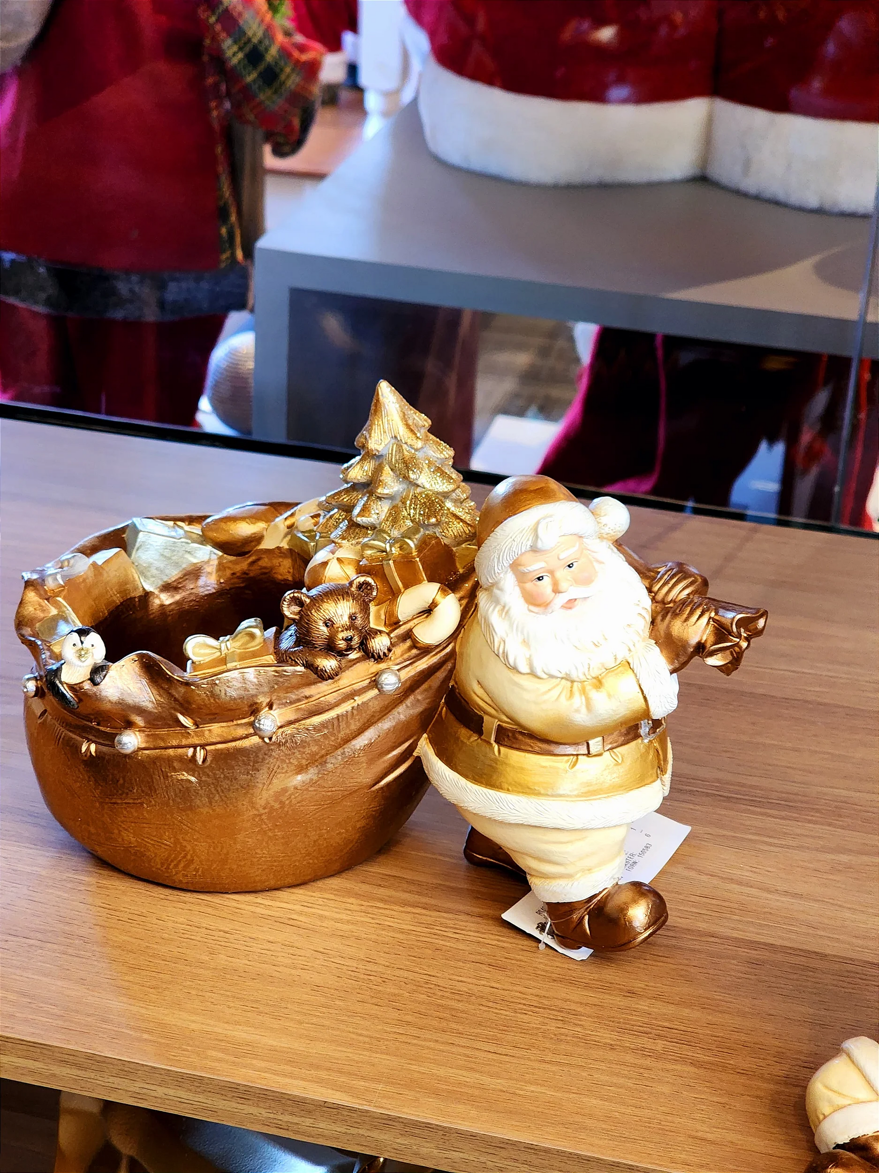 Papai Noel com presentes dourado e branco 17cm