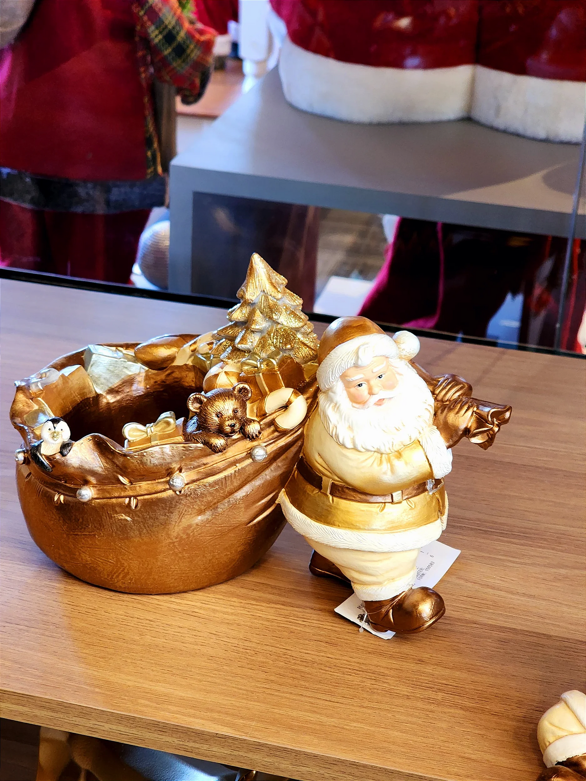 Papai Noel com presentes dourado e branco 17cm