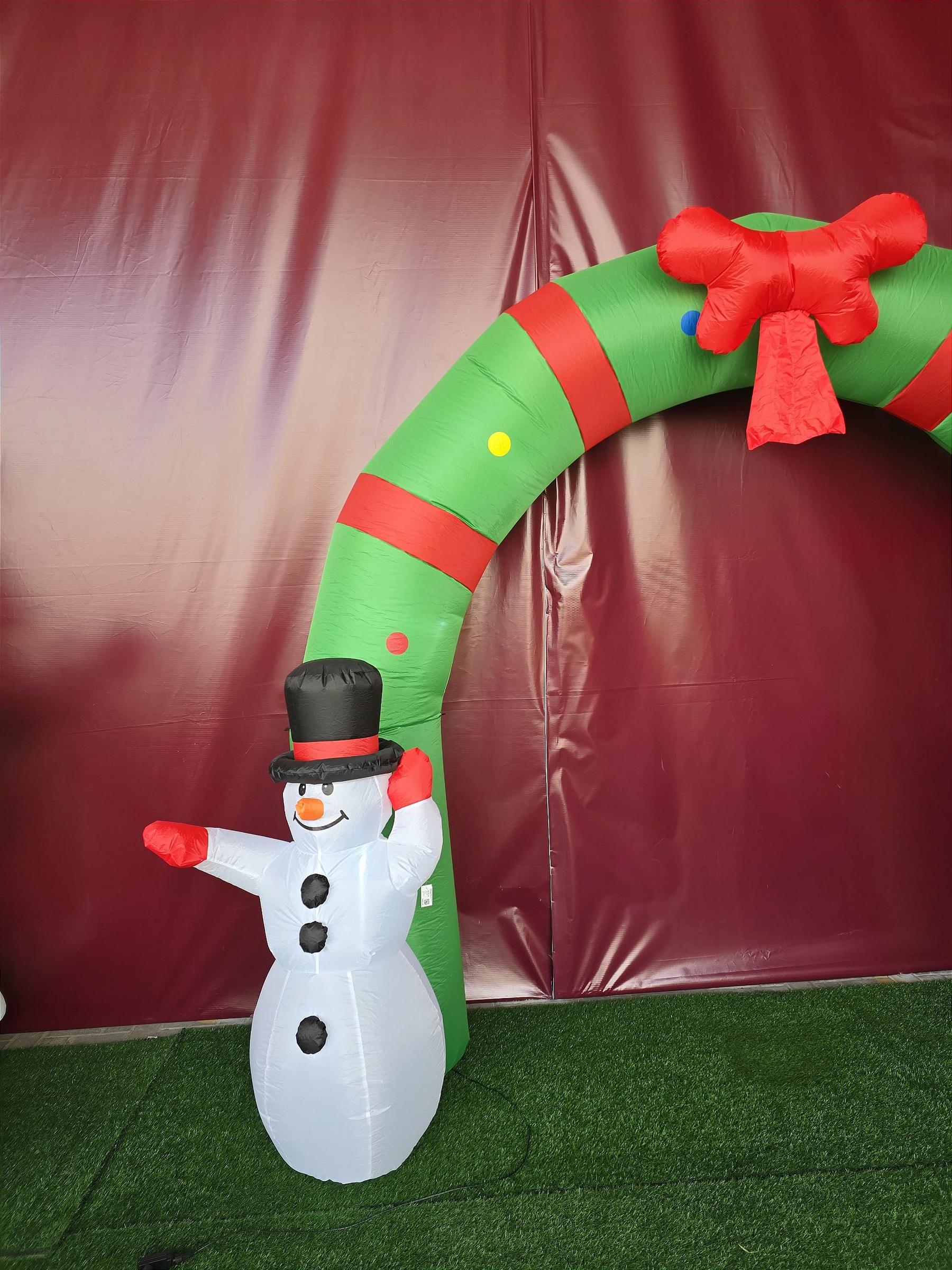 Portal com bonecos inflável com Led 2,50 x 3,10m