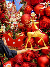 Rena com treno decorativo em metal dourado e vermelho 69,6cm