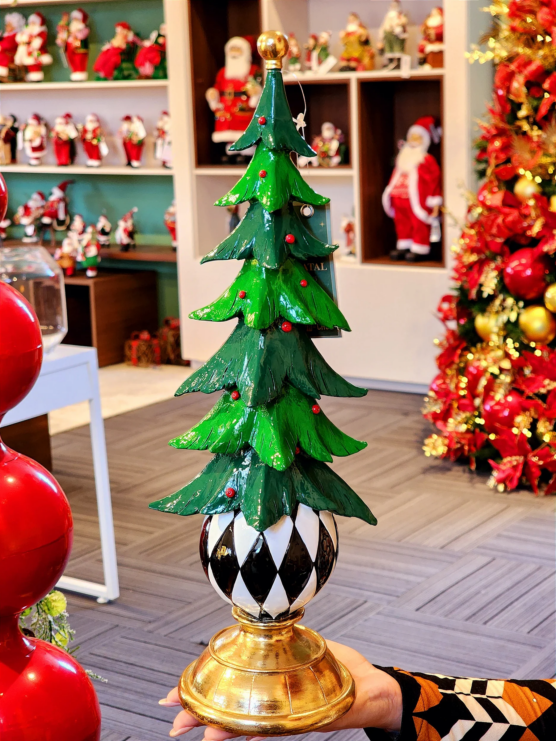 Árvore em resina com bola na base 43cm