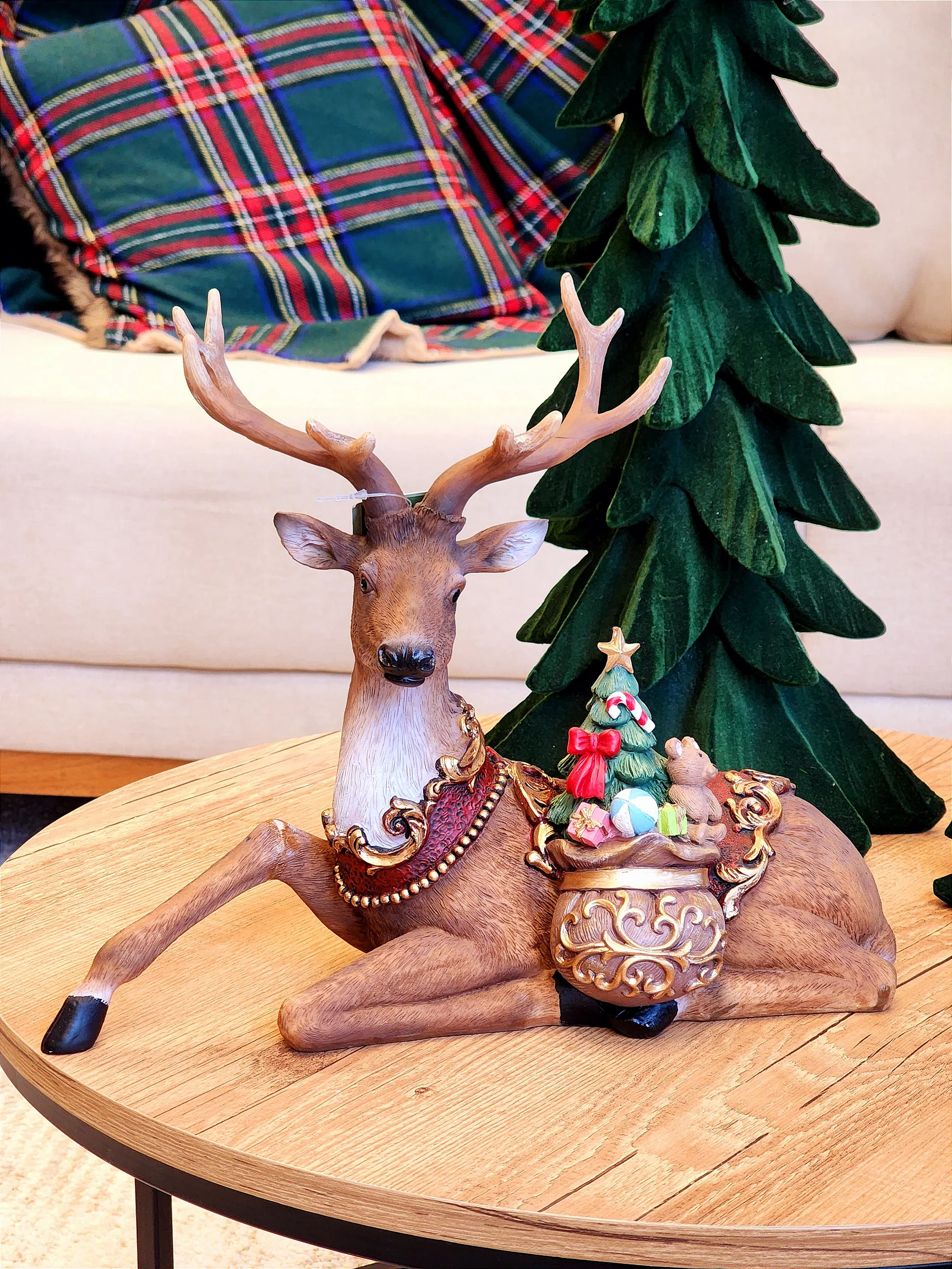 Rena decorativa com saco de presentes